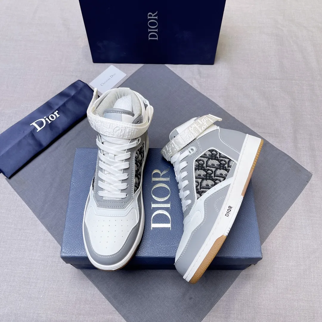 p440 "Dio*" mid-top B27 casual sneakers. This B27 high-top sneaker is a new product in the series and continues Di*r's classic style. Crafted from gray and white smooth calf leather with beige and black Oblique print panels on the sides. The "CD Icon" shaped shoelace eyelets are clever and delicate, and the two-color rubber sole, rear collar and heel are all equipped with the brand's iconic details to enhance the style. Oblique printed straps at the ankle allow for an adjustable fit to complement the overall design. Fashionable and versatile, it can complement any look. Create an exquisite design with unique dynamic vitality and modern atmosphere, presented in low-top and high-top styles. This new must-have shoe adds a new dimension to Dior's archive heritage, embodying modern elegance. Purchase the original version and make it 1:1. If you need top quality, please come to me! Male 38-44! No. 067